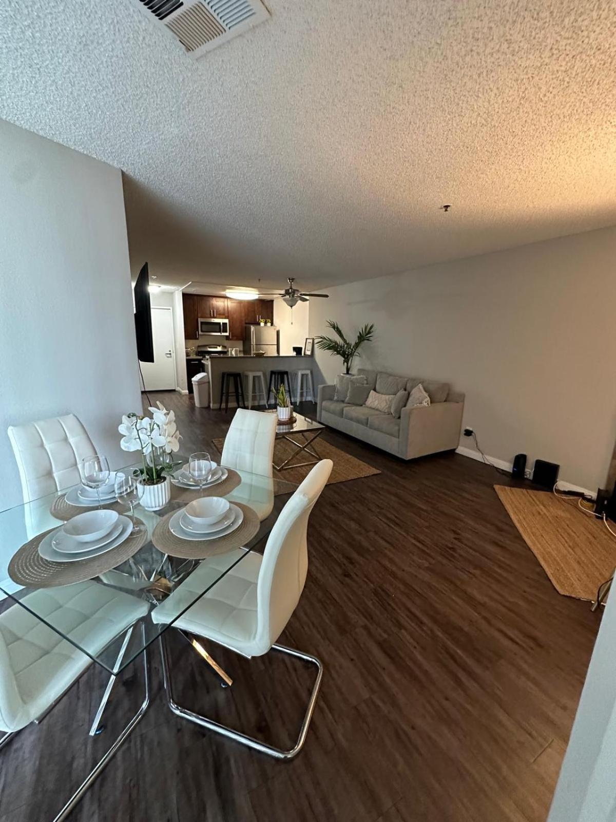Incredible Two Bedroom Hollywood Apartments Free Parking Los Angeles Exterior foto