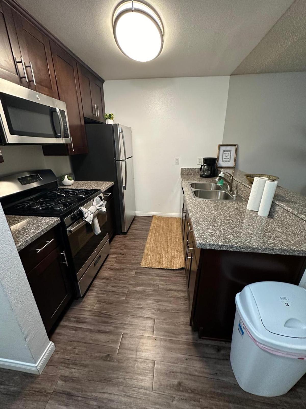 Incredible Two Bedroom Hollywood Apartments Free Parking Los Angeles Exterior foto