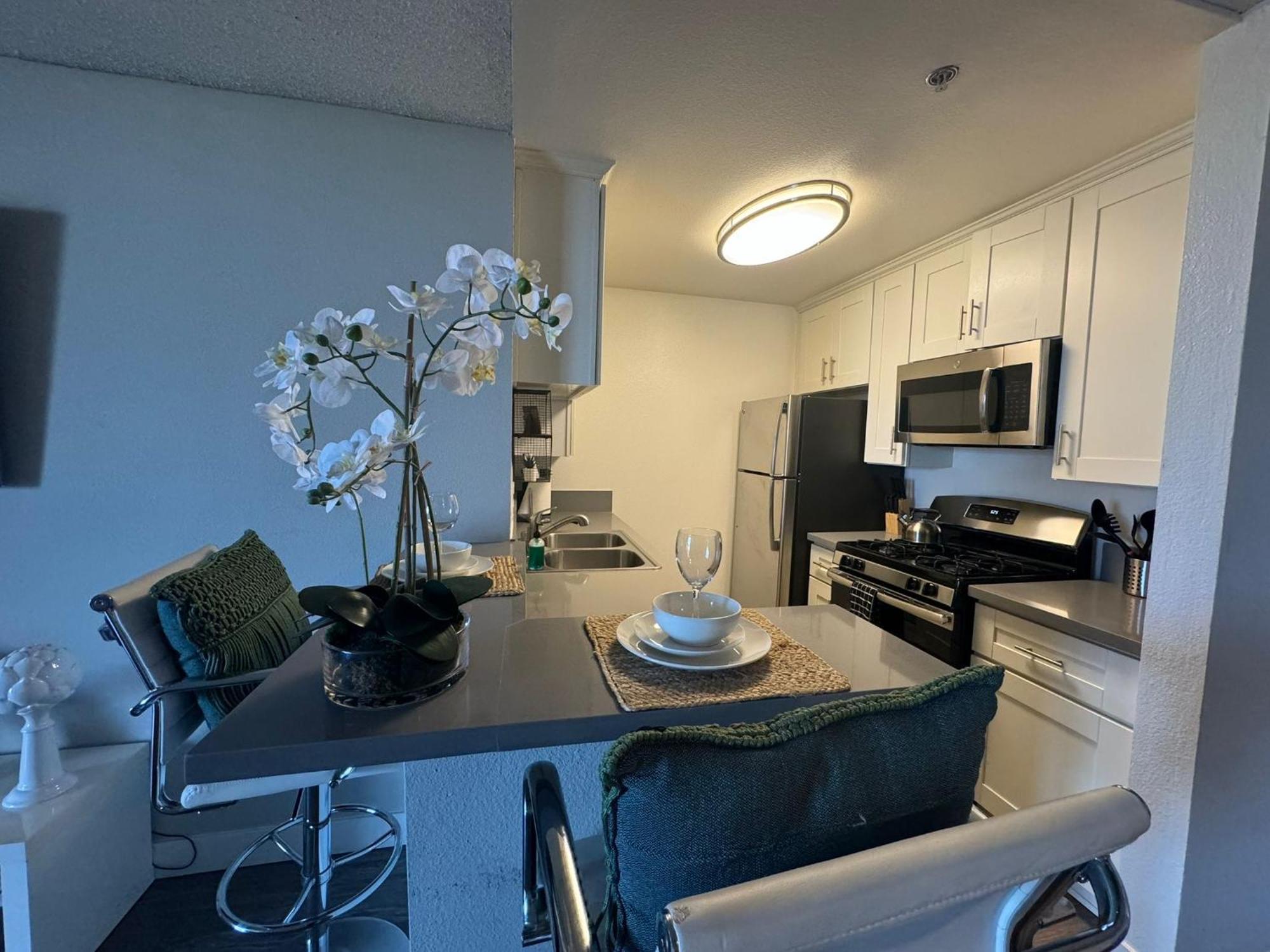 Incredible Two Bedroom Hollywood Apartments Free Parking Los Angeles Exterior foto
