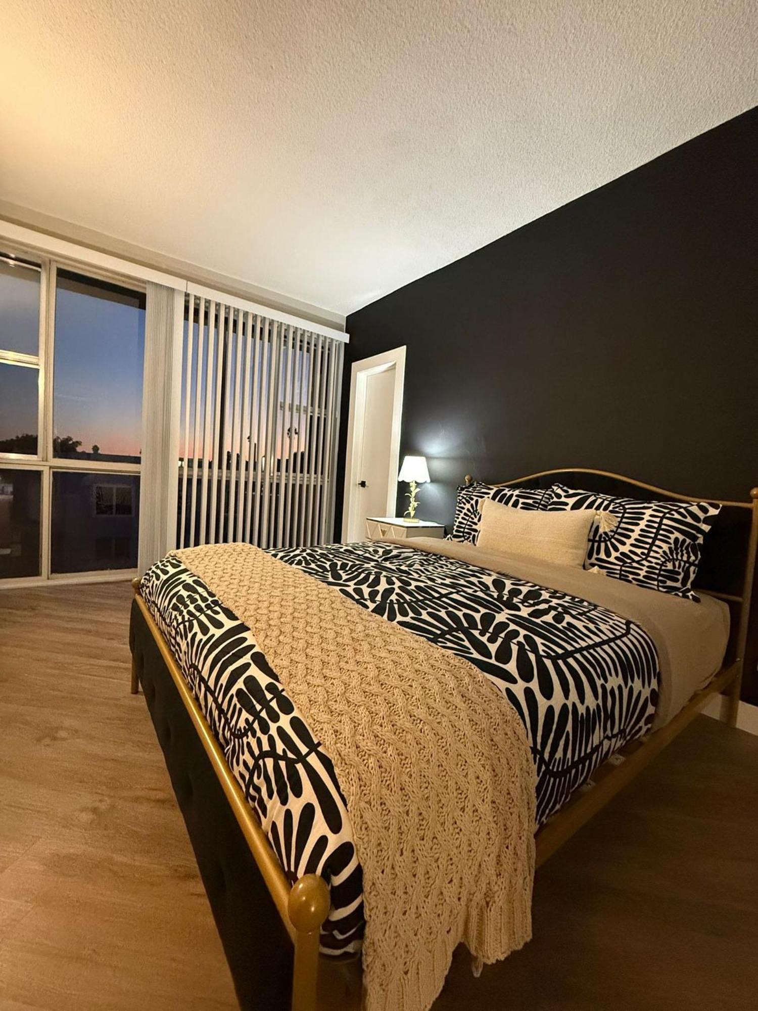 Incredible Two Bedroom Hollywood Apartments Free Parking Los Angeles Exterior foto